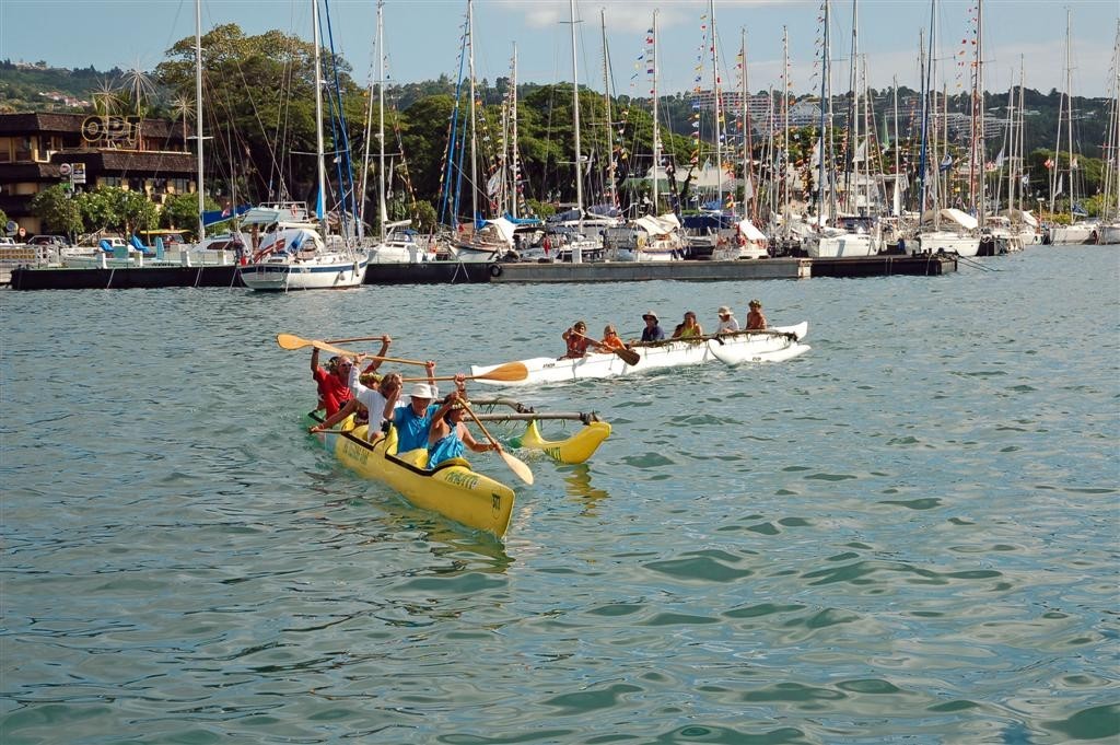 Ralliers try canoe racing © Peter Seymour